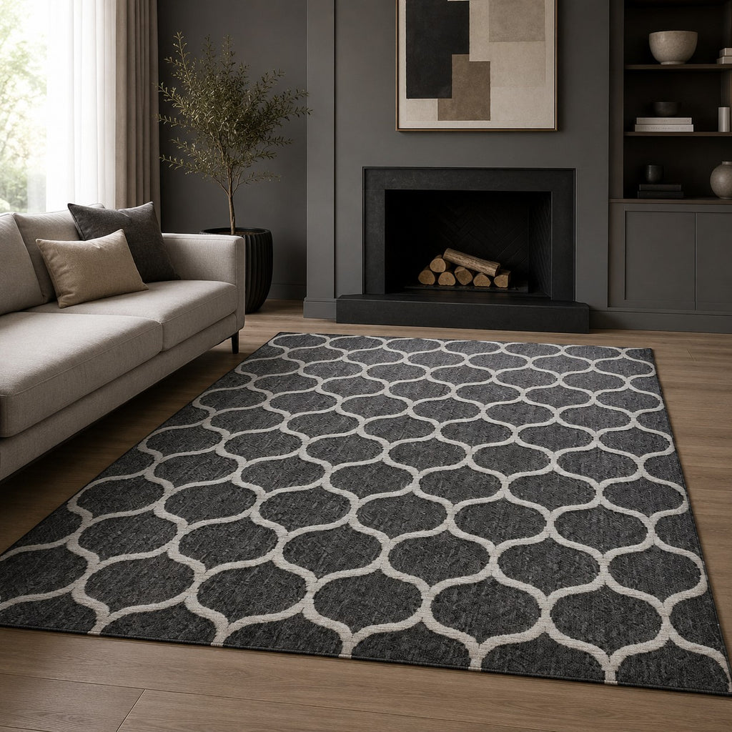 CarpetlyHome Bouclair modern antracit-fehér geometrikus mintás polipropilén szőnyeg elegáns nappaliban.