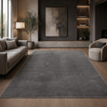 CarpetlyHome antracitszürke plüss szőnyeg modern nappaliban, puha bársonyos felülettel és elegáns egyszínű dizájnnal.