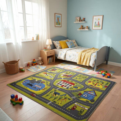 CarpetlyHome autópálya mintás gyerekszőnyeg, élénkzöld alapon szürke utakkal, vidámparkkal, tóval és épületekkel.