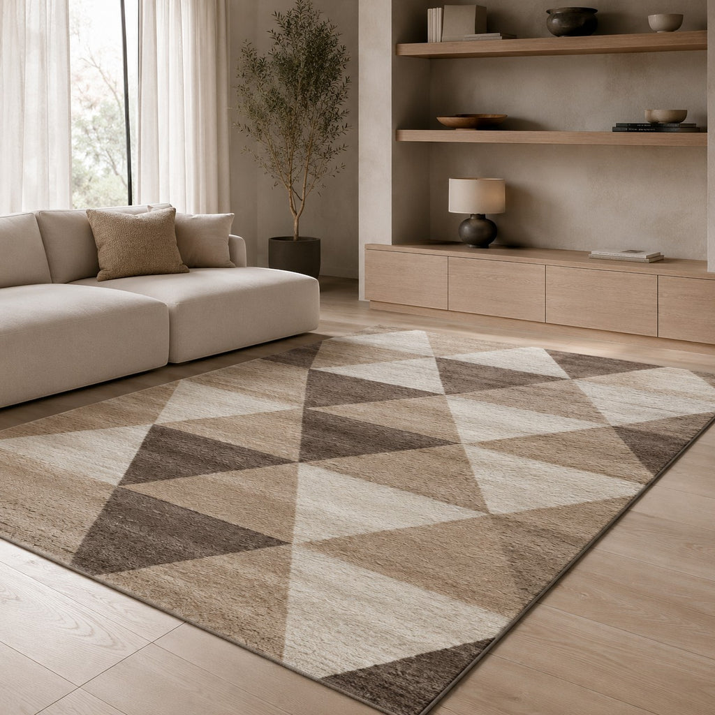 CarpetlyHome barna-bézs háromszög mintás modern szőnyeg, 100% polipropilén, 10 mm szálhossz.