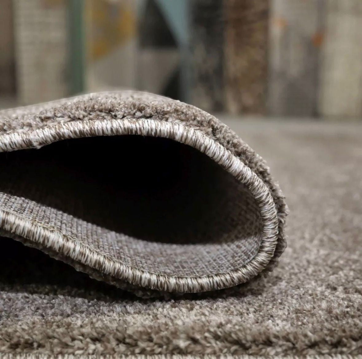 CarpetlyHome egyszínű barna modern szőnyeg, 100% polipropilén, 12 mm szálhossz, padlófűtéshez is alkalmas.