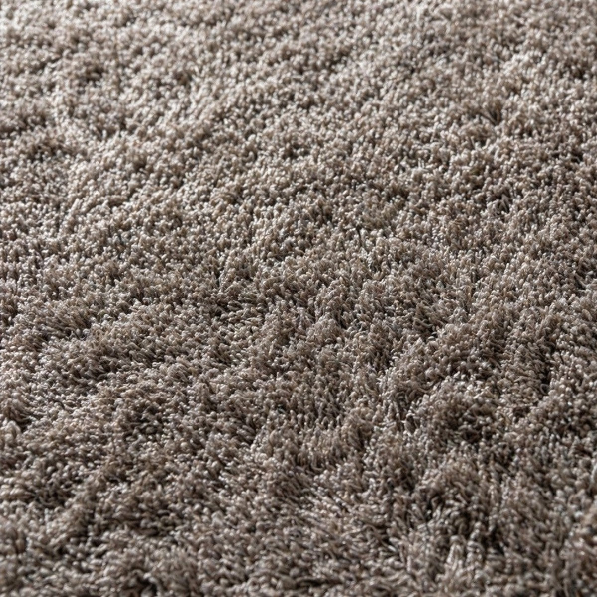 CarpetlyHome barna, hosszú szálú, puha shaggy szőnyeg 25 mm-es szálhosszúsággal, modern minimalista stílusban.