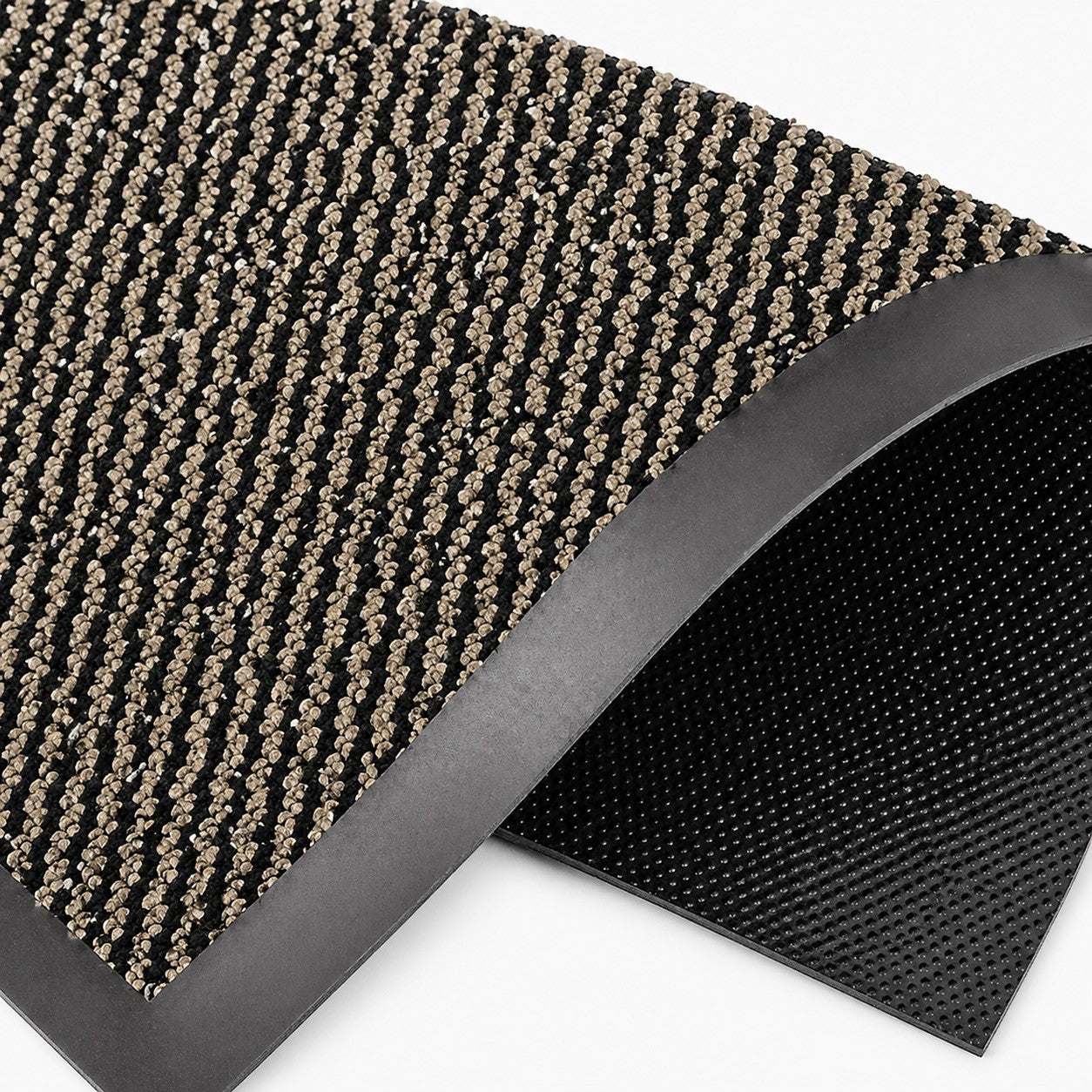 CarpetlyHome barna, polipropilén szennyfogó szőnyeg, 8 mm szálhossz, beltéri és kültéri használatra, gumírozott hátlappal.