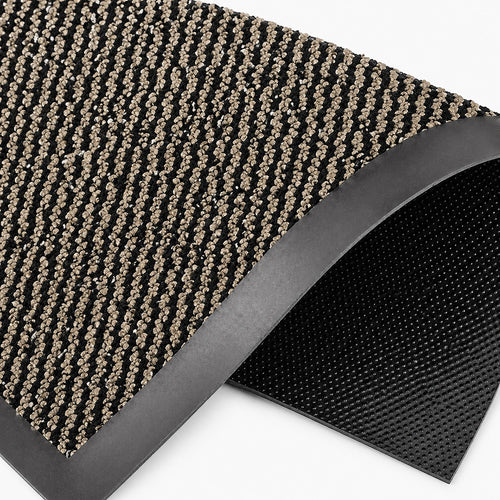 CarpetlyHome barna, polipropilén szennyfogó szőnyeg, 8 mm szálhossz, beltéri és kültéri használatra, gumírozott hátlappal.
