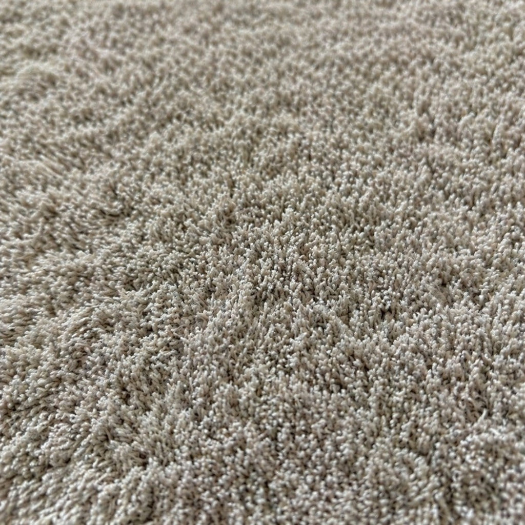 CarpetlyHome Belinda bézs színű, puha, hosszú szálú shaggy szőnyeg közelről, 100% polipropilén anyagból.