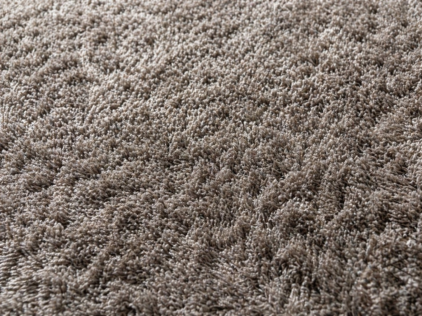 CarpetlyHome Belinda Soft egyszínű barna shaggy szőnyeg, 100% polipropilén, 25 mm szálhossz.