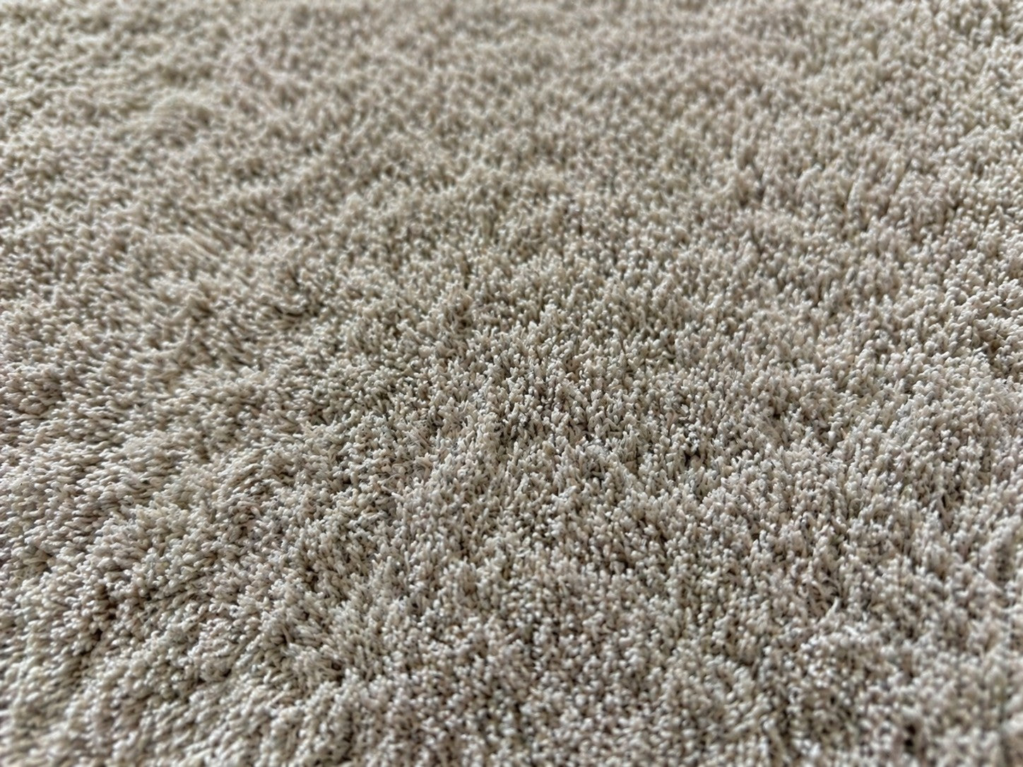 CarpetlyHome Belinda Soft egyszínű bézs shaggy szőnyeg, 100% polipropilén, 25 mm szálhossz, puha és meleg.