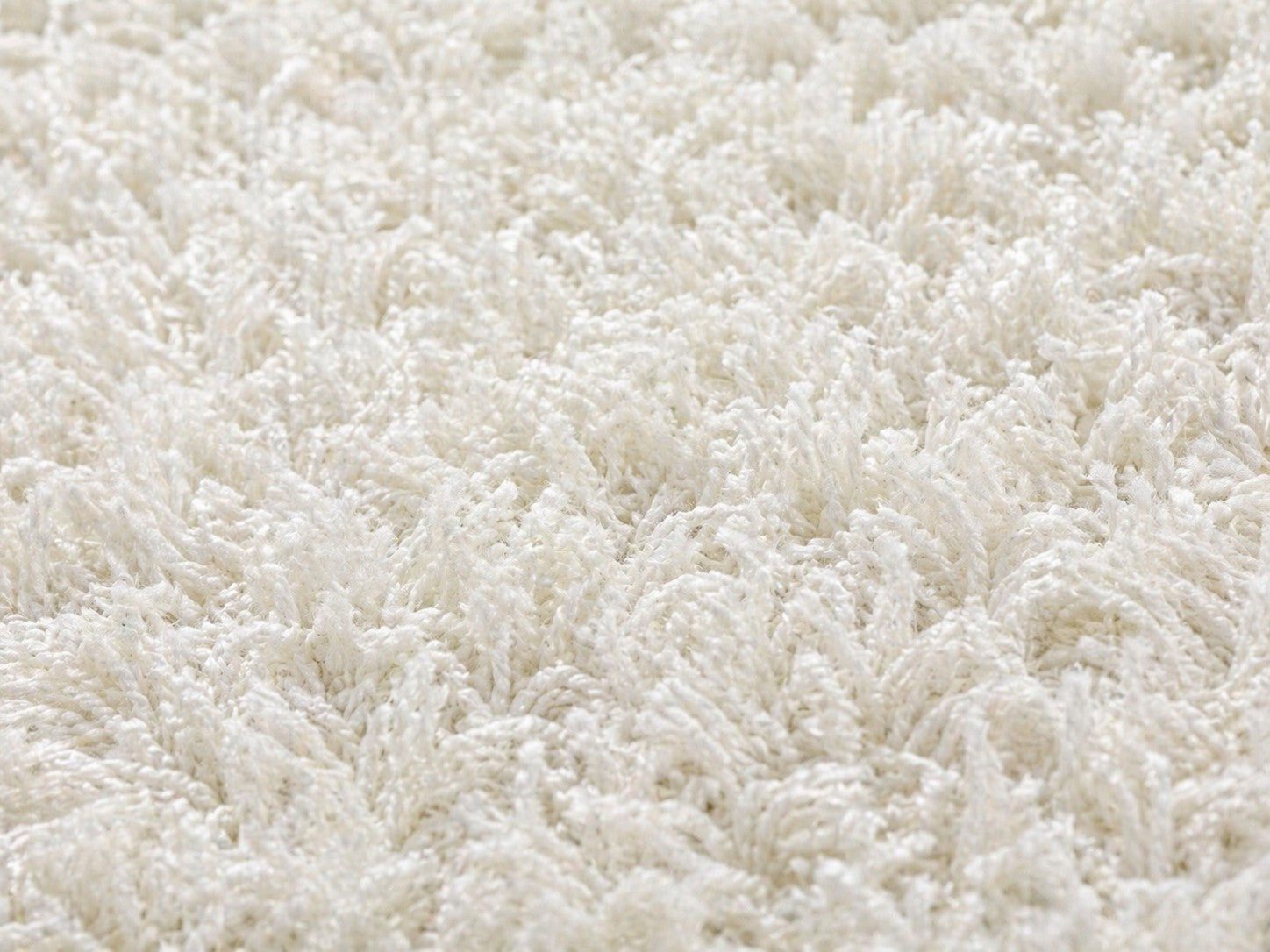 CarpetlyHome Belinda Soft egyszínű fehér shaggy szőnyeg, 100% polipropilén, 25 mm szálhossz, anti-allergén, padlófűtéshez is alkalmas.