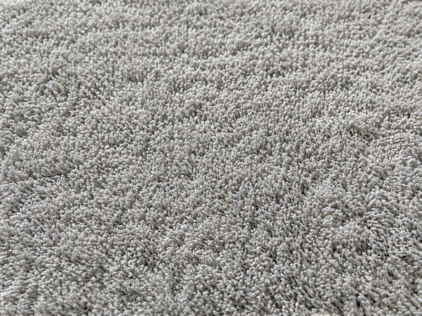 CarpetlyHome Belinda világosszürke shaggy szőnyeg, puha, hosszú szálú, 100% polipropilén, 25 mm szálhossz.