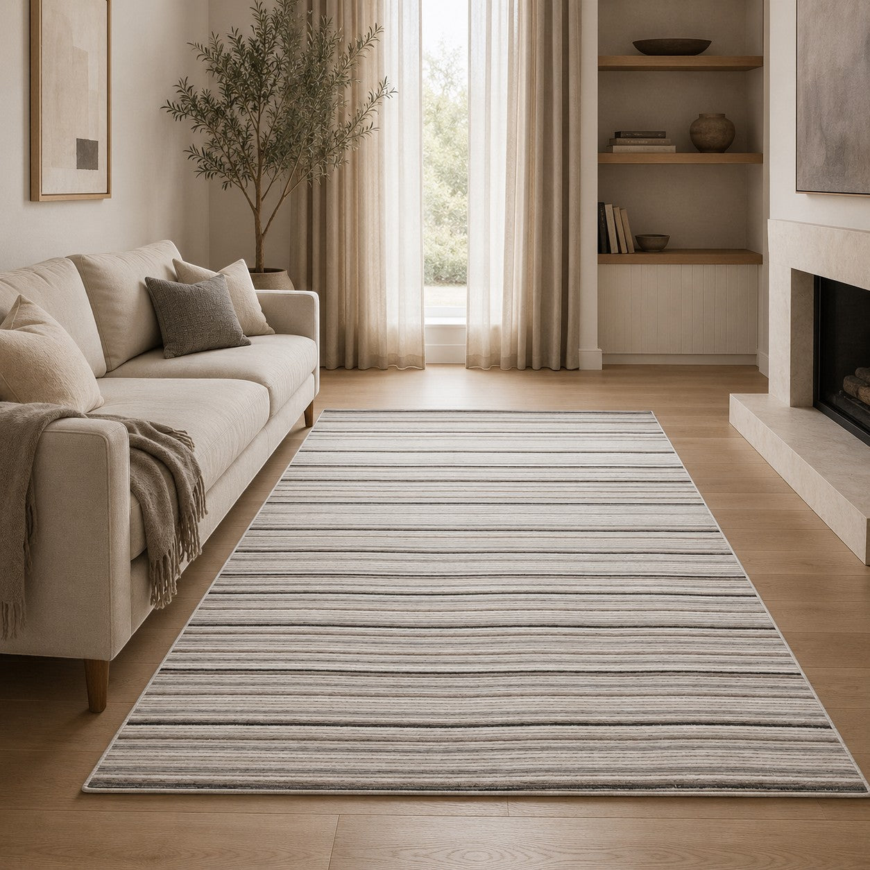 CarpetlyHome bézs csíkos modern polipropilén szőnyeg világos nappaliban, padlófűtéshez is alkalmas kivitelben.