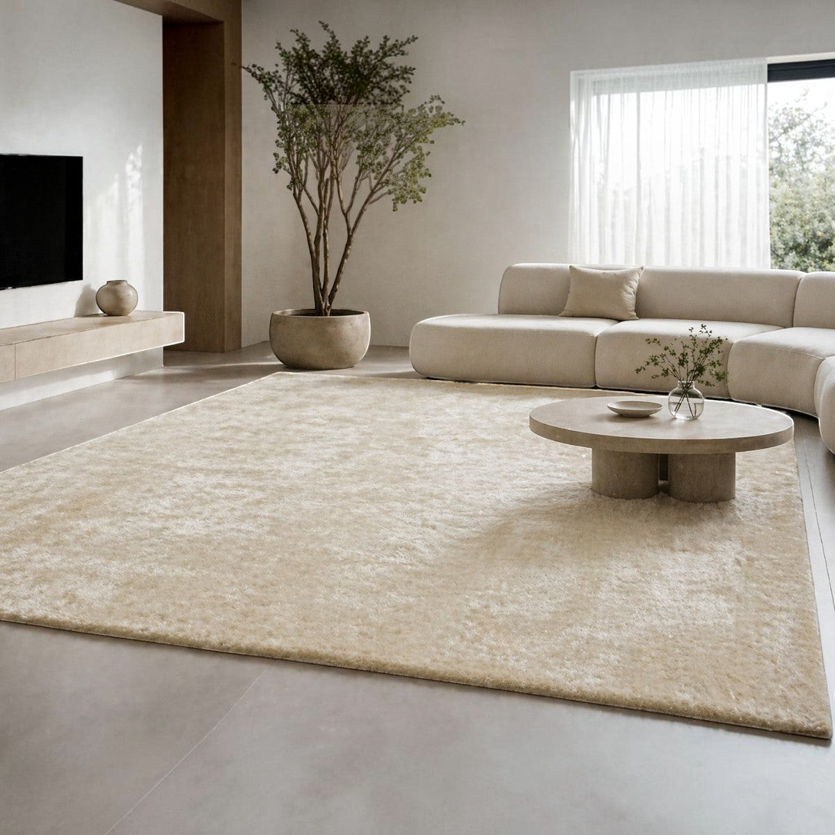 CarpetlyHome bézs színű, extra puha szőrme hatású szőnyeg modern nappaliban, 30 mm-es szálhosszúsággal.