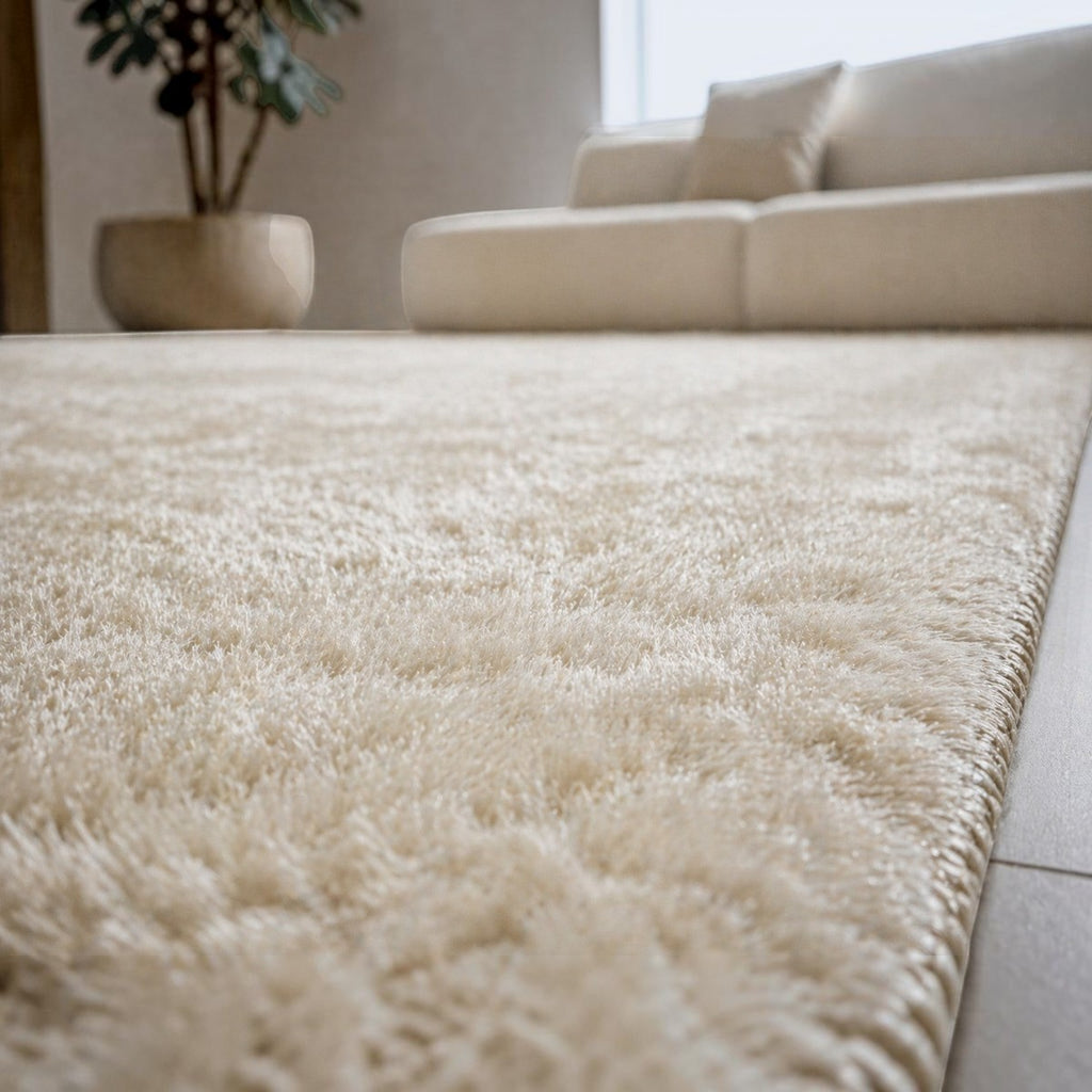 CarpetlyHome bézs színű, extra puha szőrme hatású szőnyeg 30 mm-es szálhosszúsággal, modern nappali környezetben.