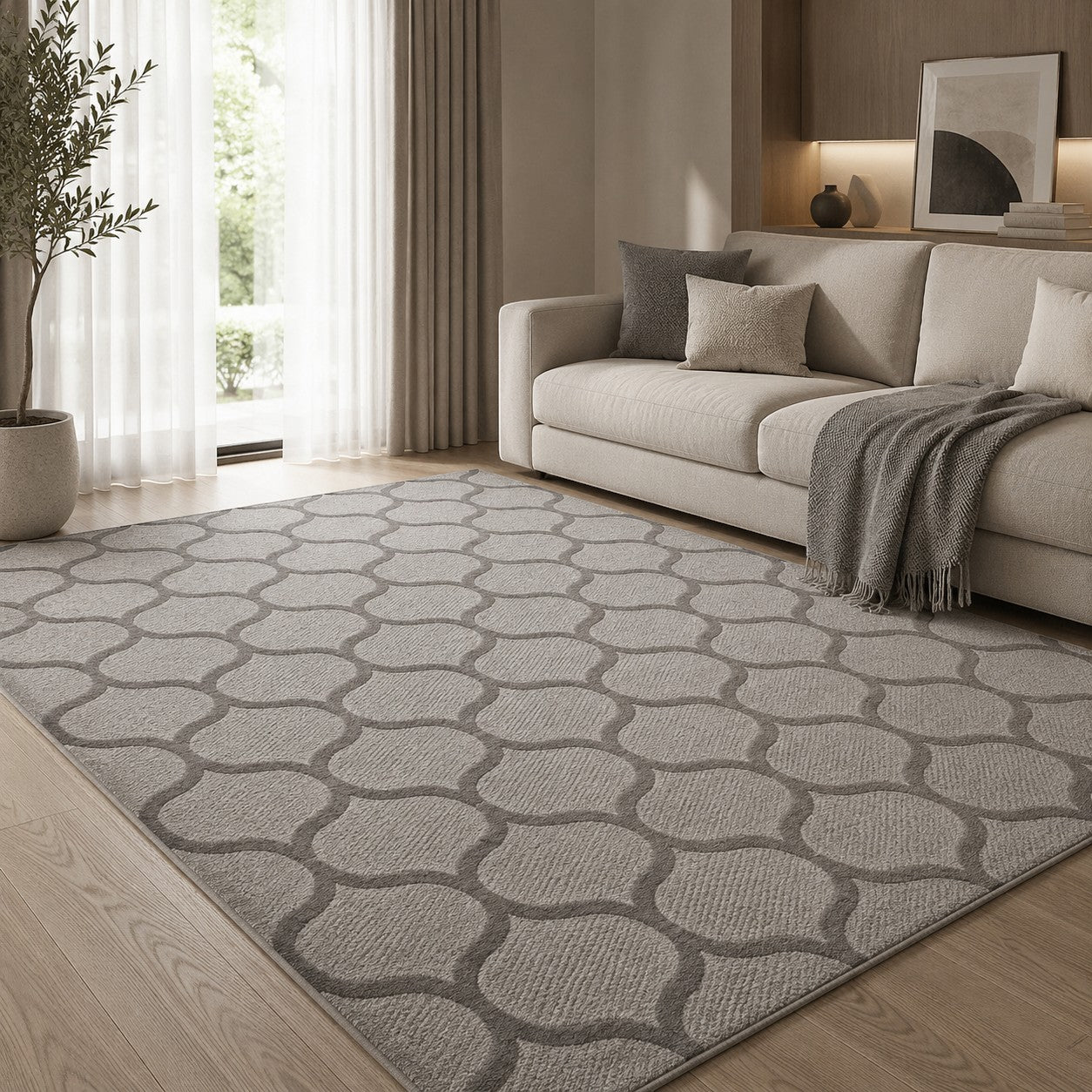 CarpetlyHome Bouclair bézs színű, modern, geometrikus mintás polipropilén szőnyeg elegáns nappaliban elhelyezve.