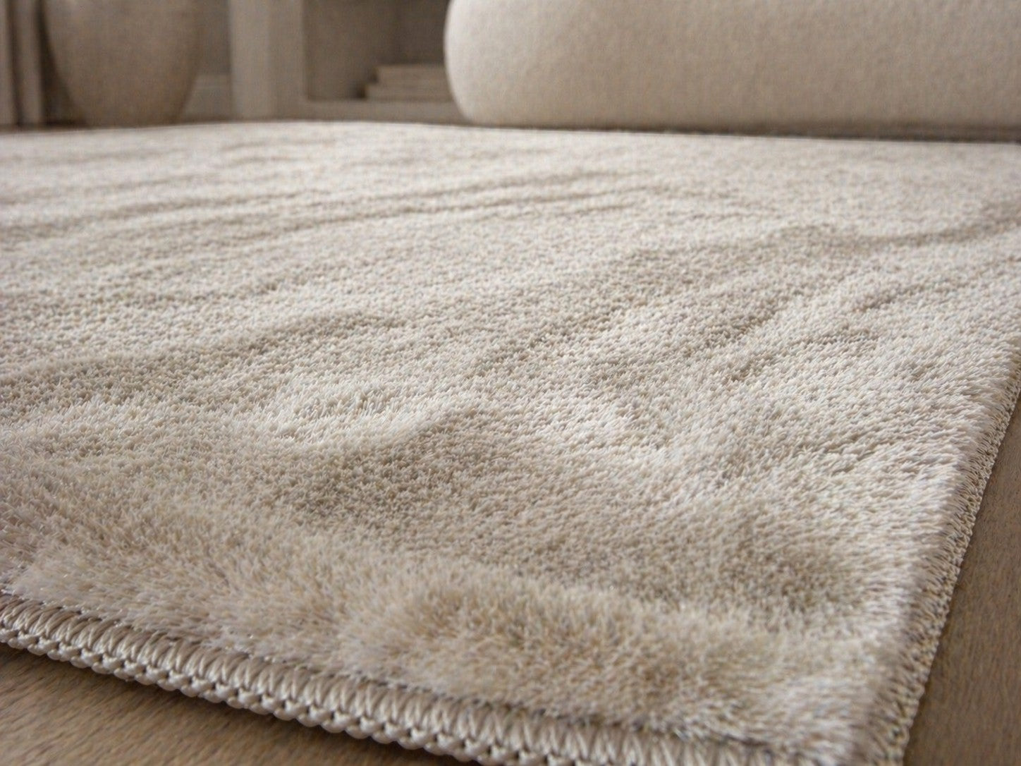 CarpetlyHome extra puha, szőrme hatású, bézs színű, 30 mm szálhosszúságú polipropilén szőnyeg