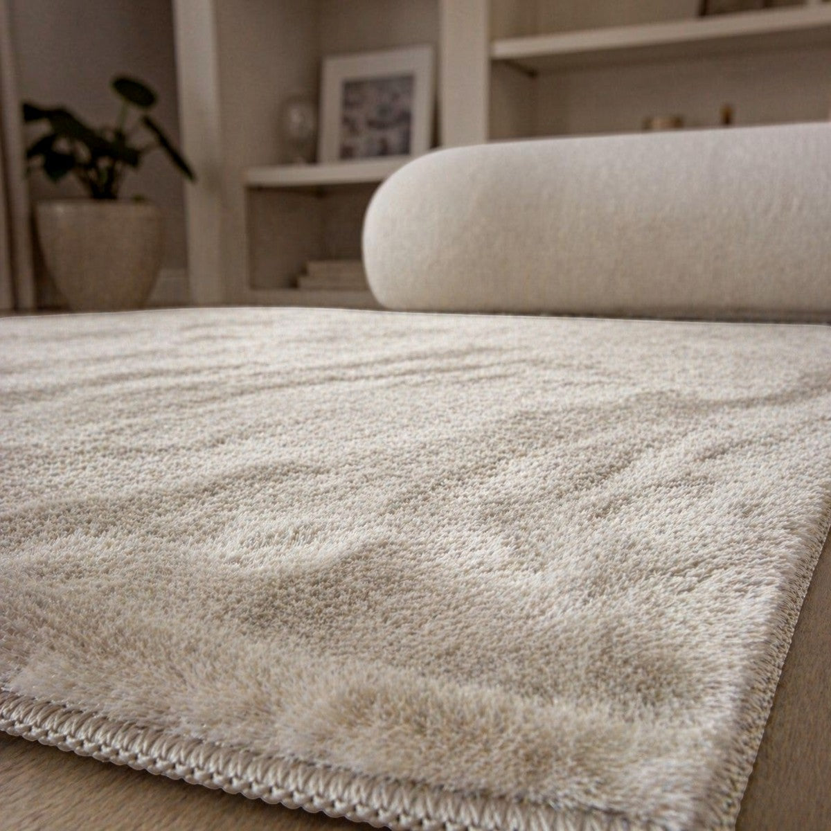 CarpetlyHome extra puha, szőrme hatású, bézs színű, 30 mm szálhosszúságú polipropilén szőnyeg