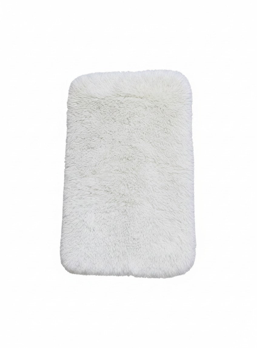 CarpetlyHome fehér, 50x80 cm-es, 100% polipropilén fürdőszoba szőnyeg gumírozott hátoldallal és 20 mm-es szálhosszal.