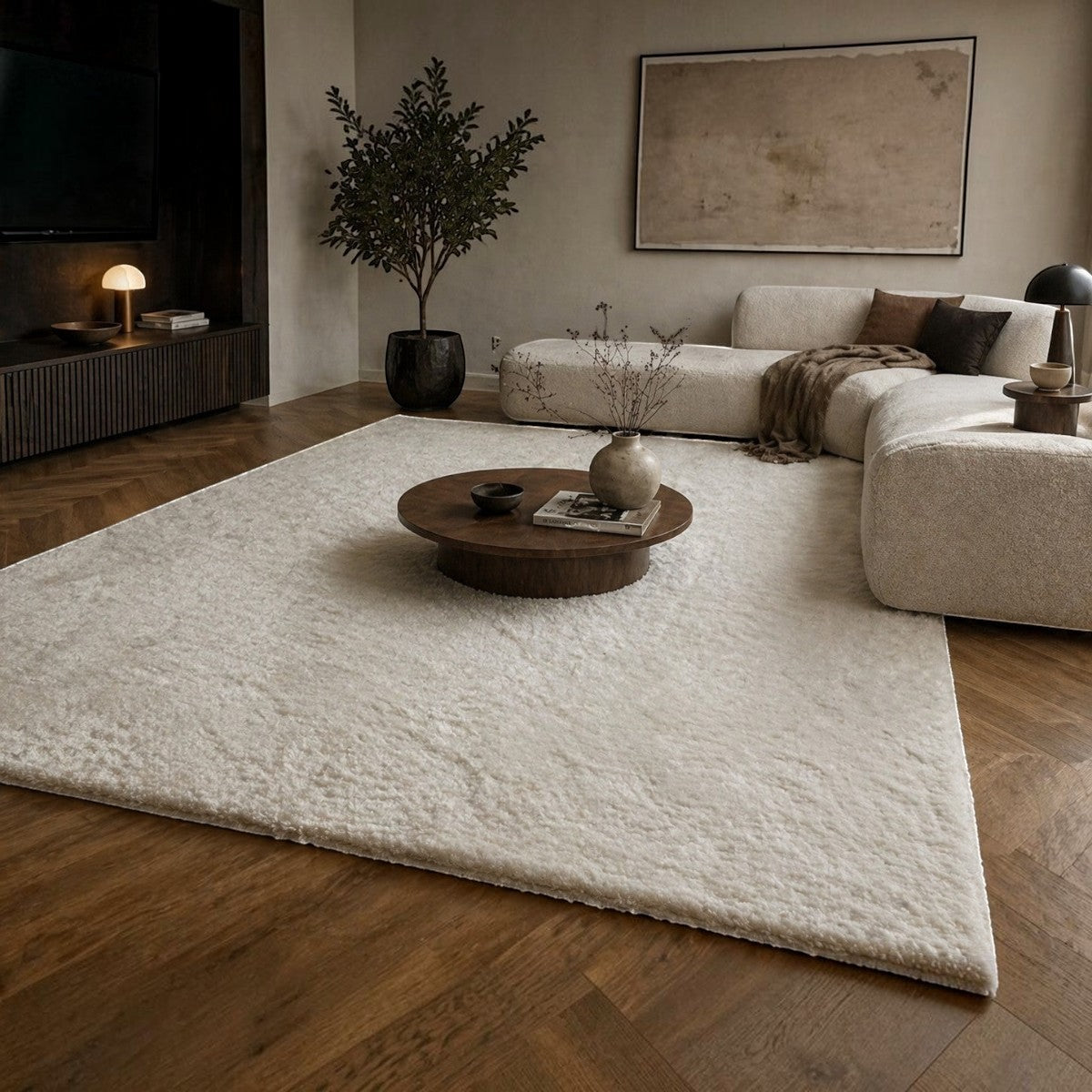 CarpetlyHome extra puha, fehér szőrme hatású szőnyeg modern nappaliban, 30 mm szálhosszúsággal és csúszásgátló hátoldallal.