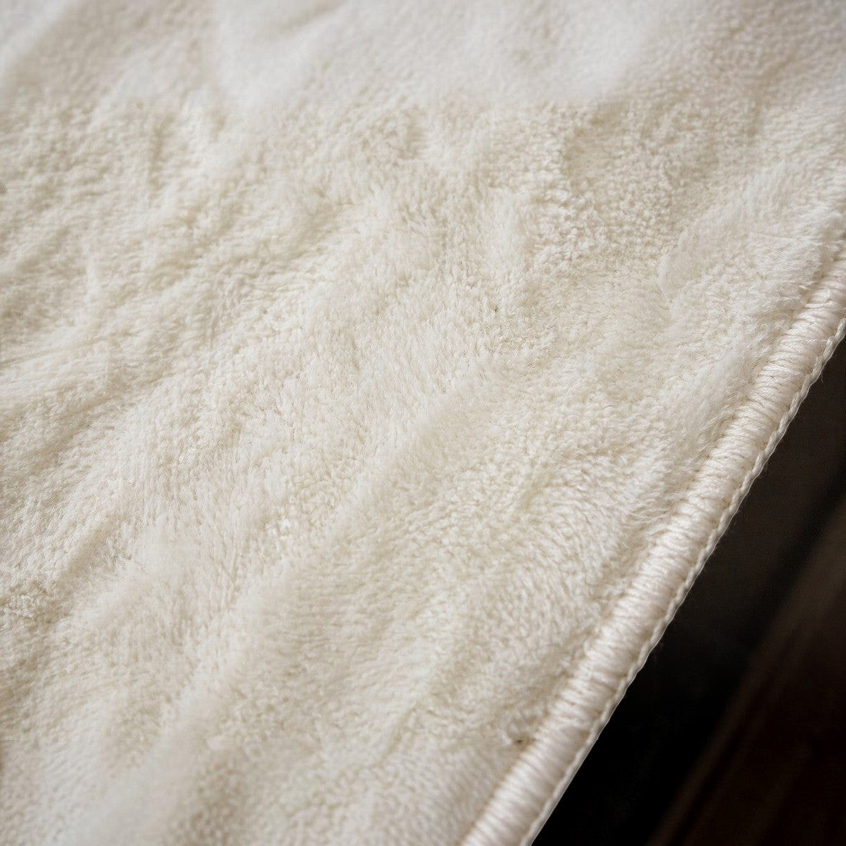 CarpetlyHome extra puha, fehér szőrme hatású szőnyeg 30 mm-es szálhosszúsággal és csúszásgátló hátoldallal.