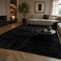 CarpetlyHome extra puha, fekete szőrme hatású szőnyeg modern nappaliban, csúszásgátló hátoldallal.