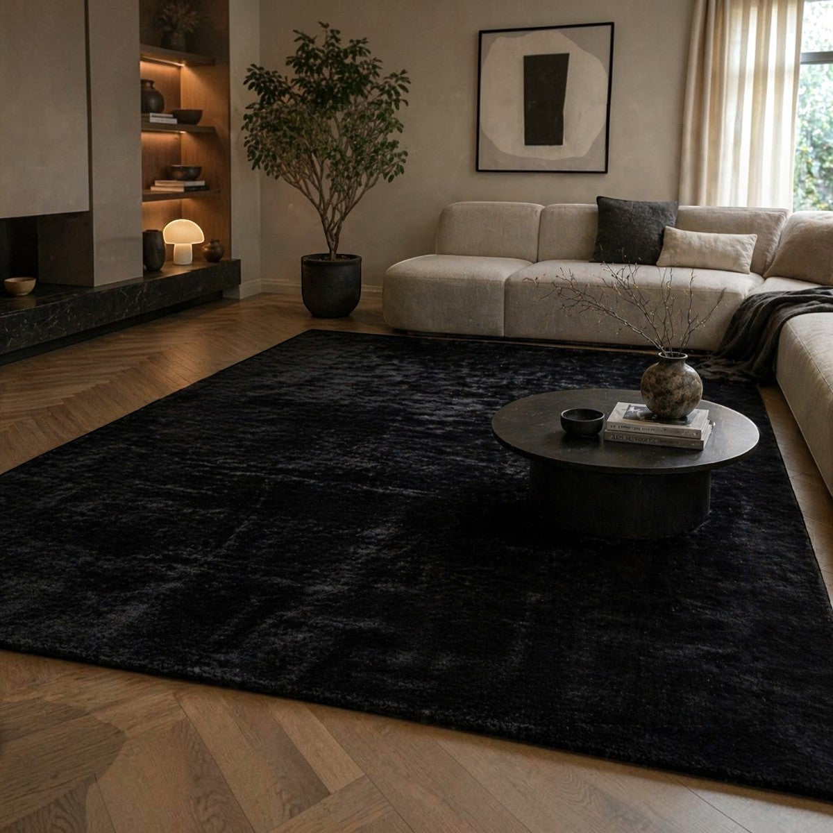 CarpetlyHome extra puha, fekete szőrme hatású szőnyeg modern nappaliban, csúszásgátló hátoldallal.