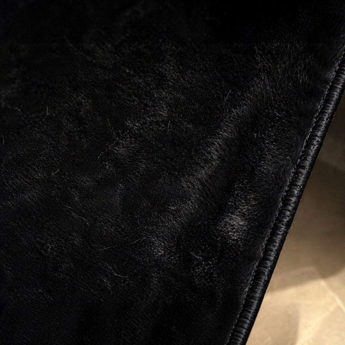 CarpetlyHome fekete szőrme hatású szőnyeg puha selymes tapintású 30 mm szálhosszúsággal és csúszásgátló hátoldallal