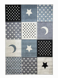 CarpetlyHome kék-szürke patchwork gyerekszőnyeg csillag és hold mintával, 100% polipropilén, 8mm szálhossz.