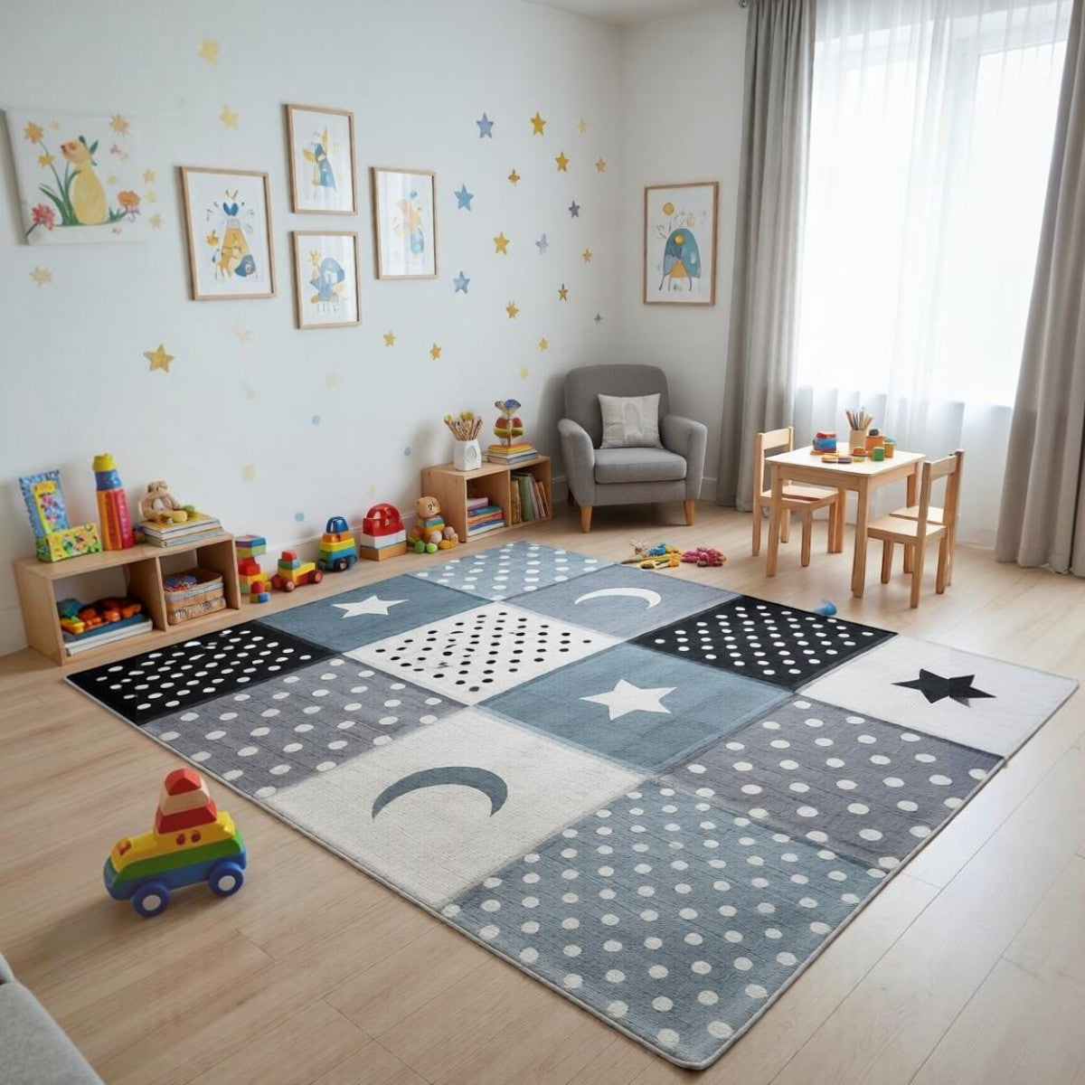 CarpetlyHome kék-szürke patchwork gyerekszőnyeg hold és csillag mintákkal, 100% polipropilén, 8 mm szálhossz.