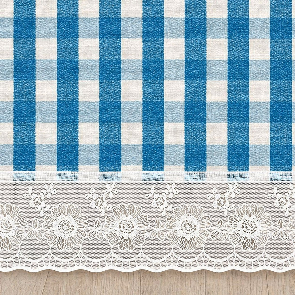 CarpetlyHome kék kockás PVC asztalterítő fehér csipkeszegéllyel, vízlepergető, könnyen tisztítható