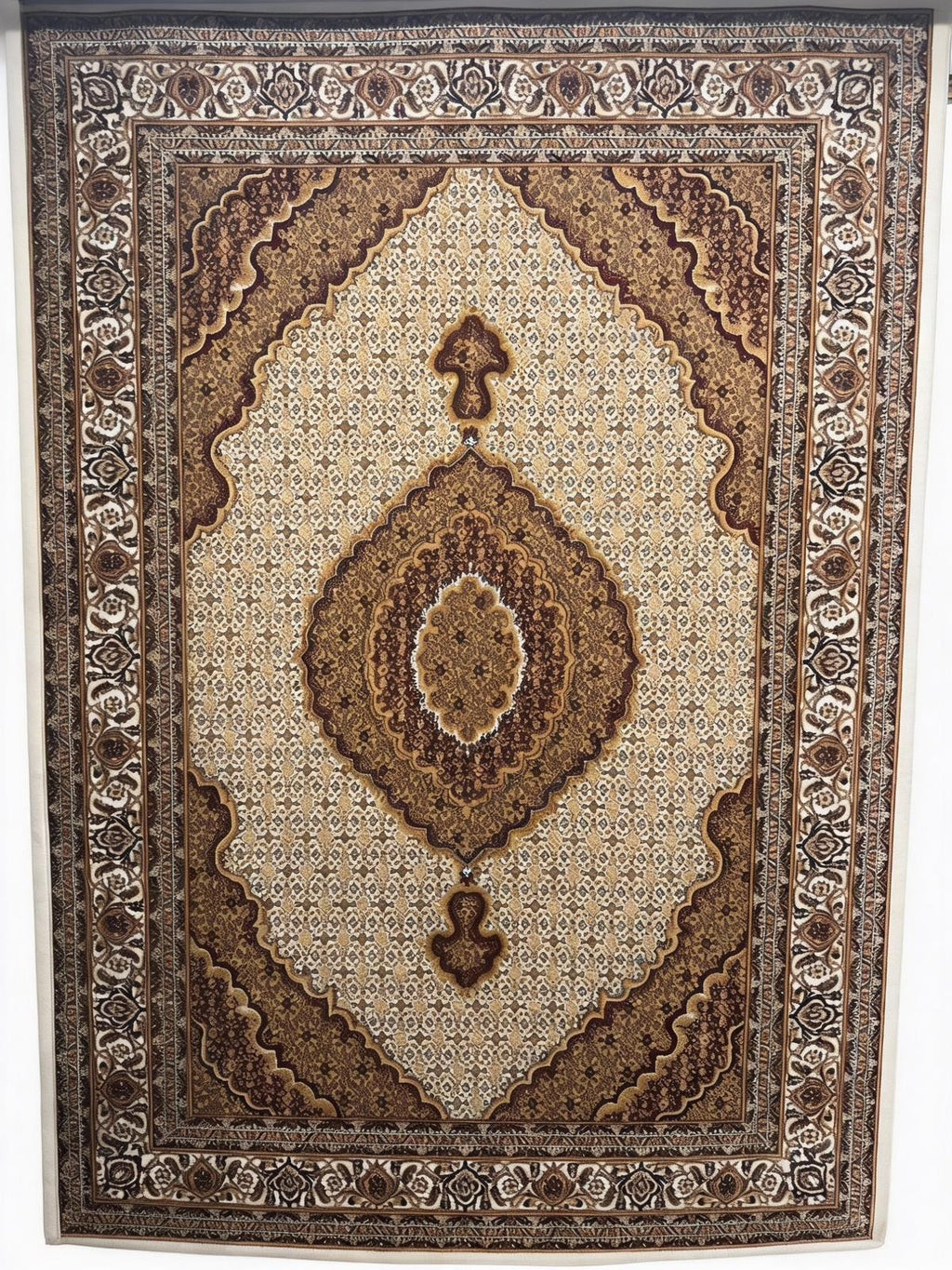 CarpetlyHome klasszikus barna mintás szőnyeg, 100% polipropilén, 12mm szálhossz, ideális nappaliba, hálószobába.