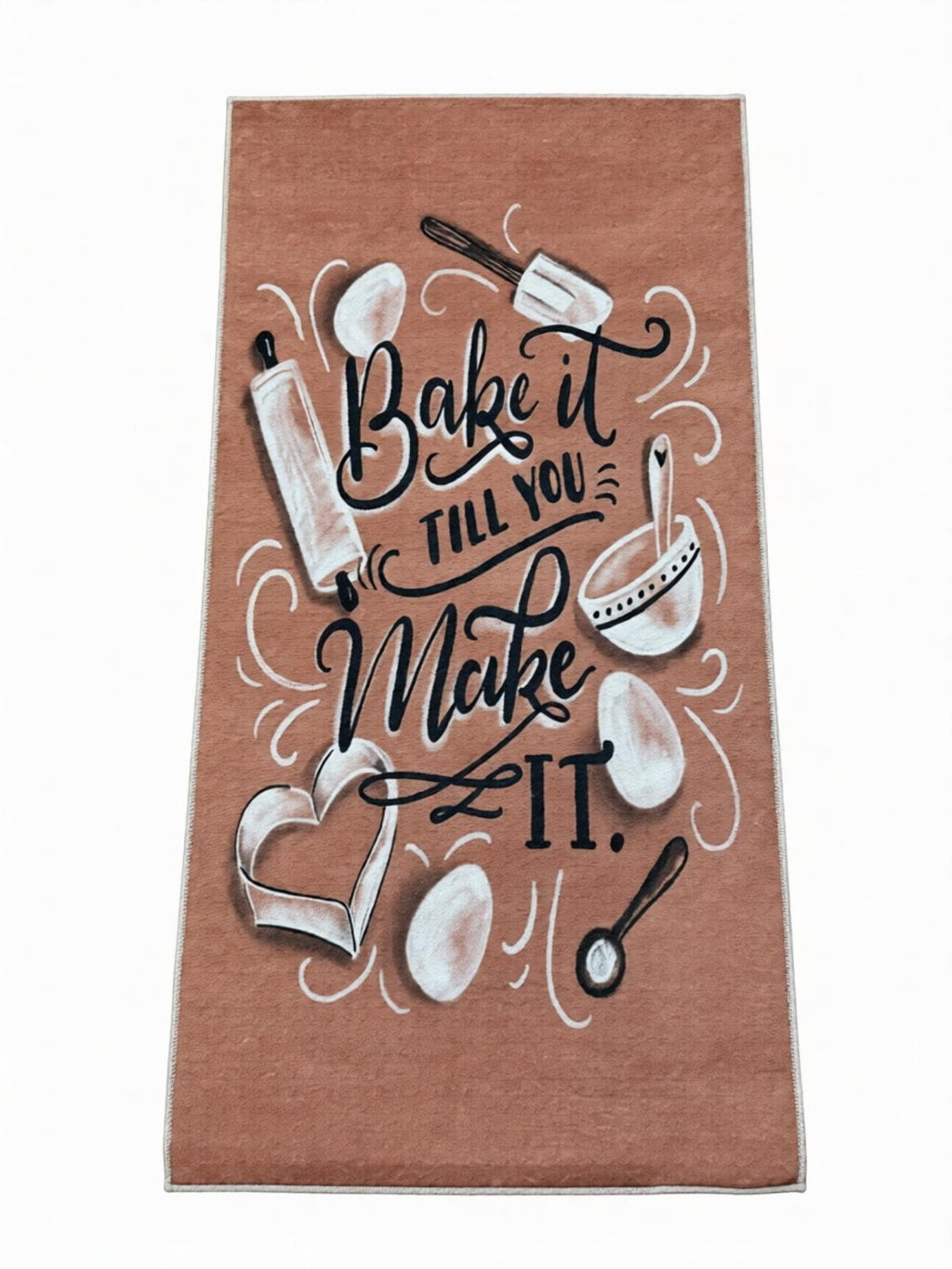 CarpetlyHome terrakotta színű konyhai szőnyeg "Bake it till you Make it." felirattal, sütési motívumokkal, poliészterből.