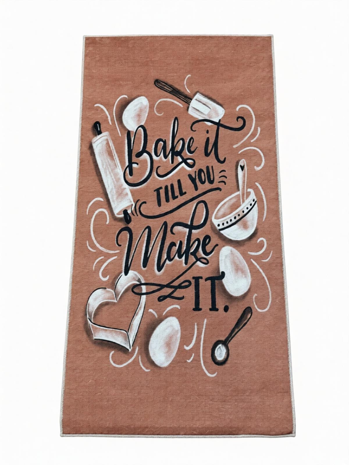 CarpetlyHome terrakotta színű konyhai szőnyeg "Bake it till you Make it." felirattal, sütési motívumokkal, poliészterből.