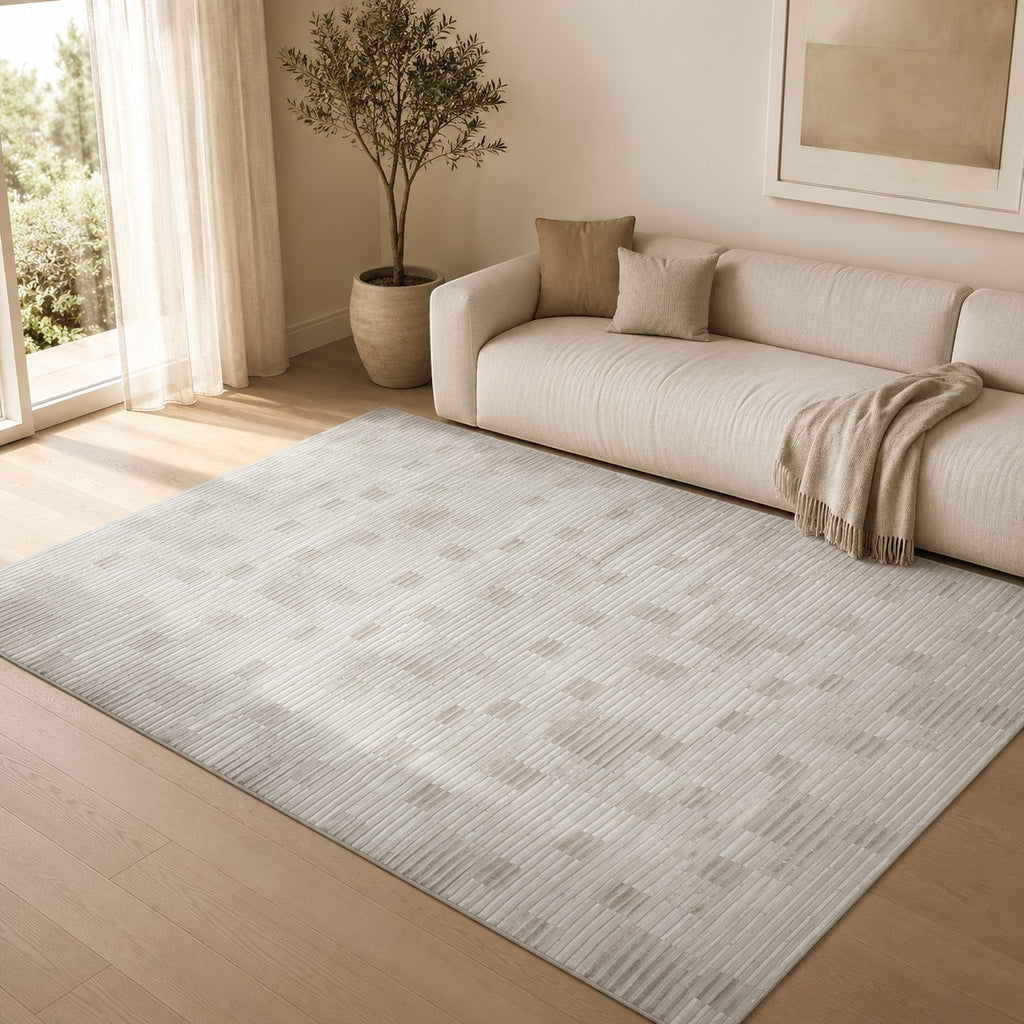 CarpetlyHome krém színű, finoman csíkozott mintás modern szőnyeg, 100% polipropilén, 12 mm szálhossz.