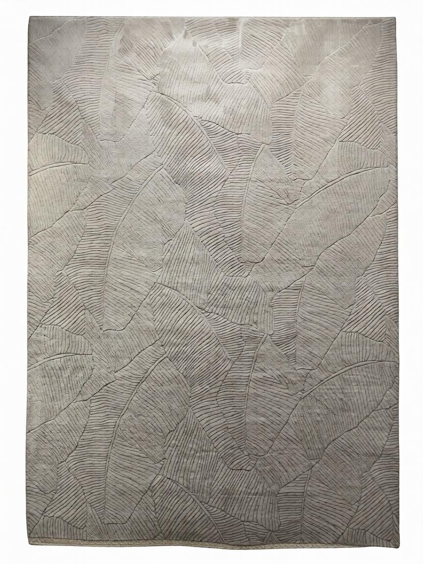 CarpetlyHome bézs színű, levél mintás, puha szőnyeg, 100% polipropilén, 8 mm szálhossz.