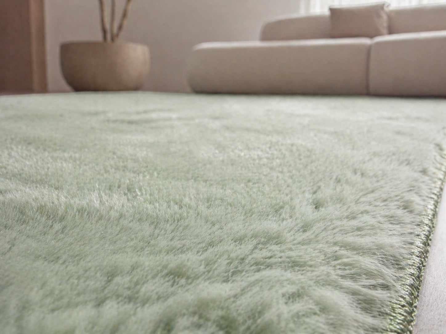 CarpetlyHome mentazöld, extra puha, szőrme hatású szőnyeg, 30 mm szálhosszúsággal, ideális nappaliba vagy hálószobába.