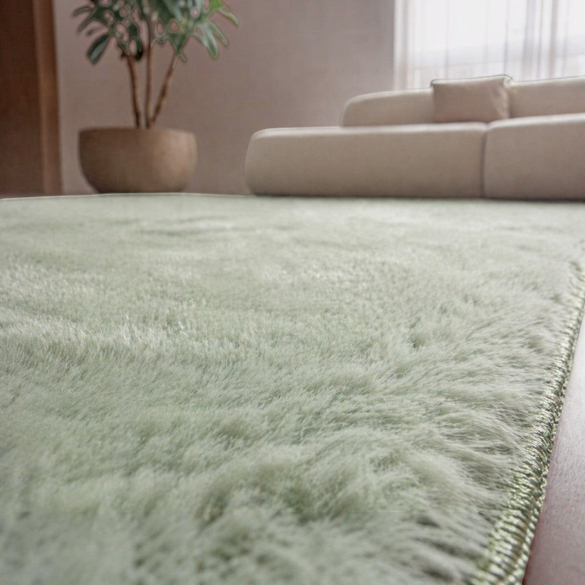 CarpetlyHome mentazöld, extra puha szőrme hatású szőnyeg 30 mm-es szálhosszúsággal, modern nappali enteriőrben.