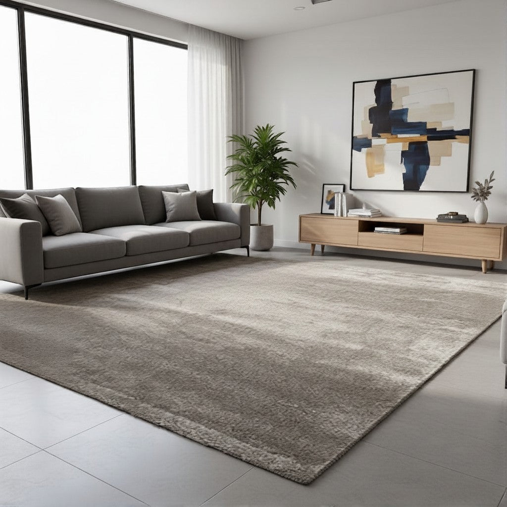 CarpetlyHome Milano egyszínű barna modern szőnyeg puha polipropilén szálakkal elegáns nappali enteriőrben
