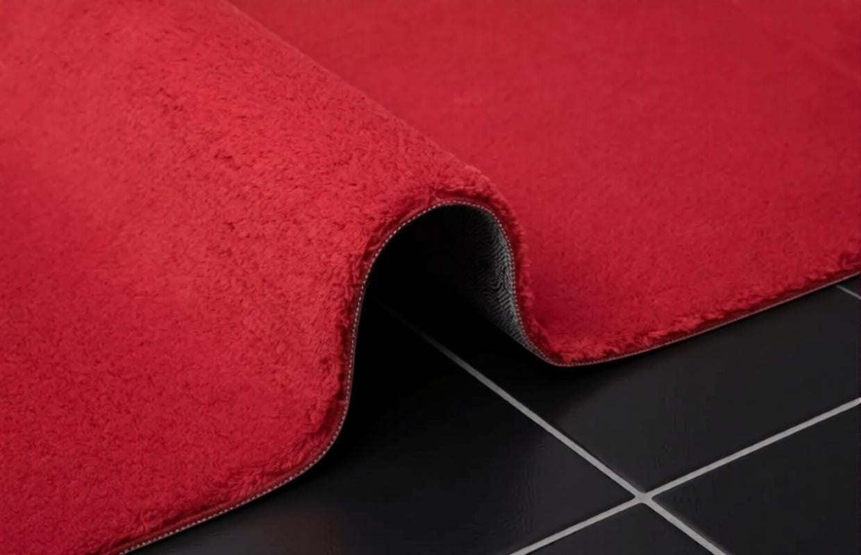 CarpetlyHome élénkpiros, puha plüss szőnyeg 12 mm-es szálhosszúsággal és csúszásgátló gumis hátoldallal.