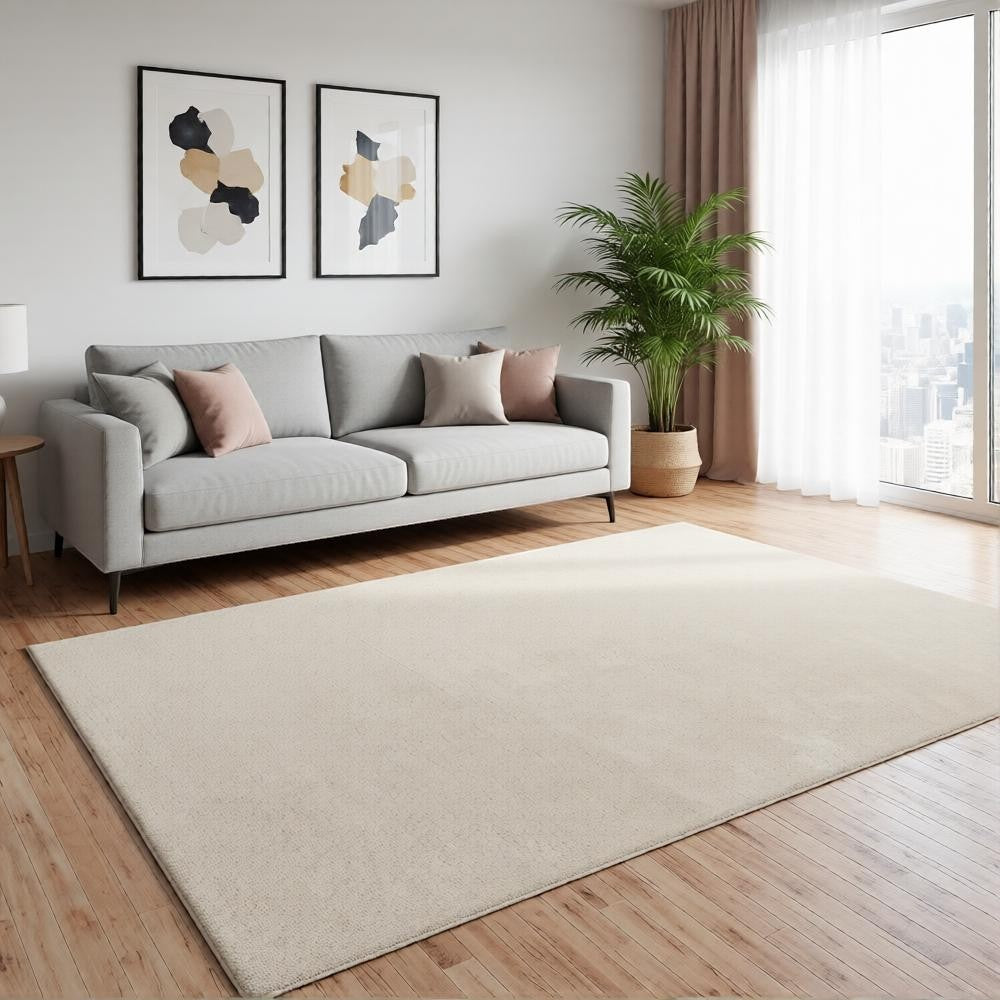 CarpetlyHome Royal Plüss egyszínű bézs szőnyeg, puha plüss anyagból, 12 mm szálhosszúsággal, ideális nappaliba vagy hálószobába.