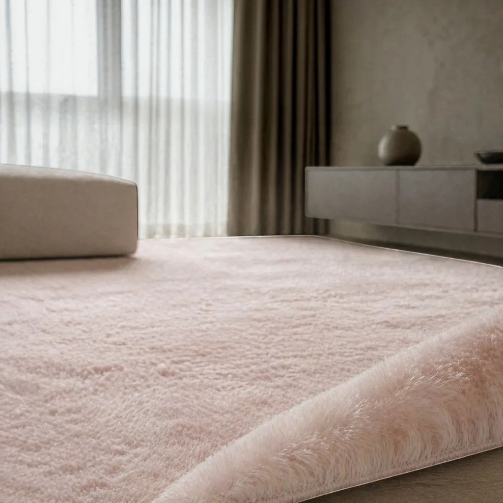 CarpetlyHome extra puha, rózsaszín szőrme hatású szőnyeg modern nappaliban, 30 mm-es szálhosszúsággal.