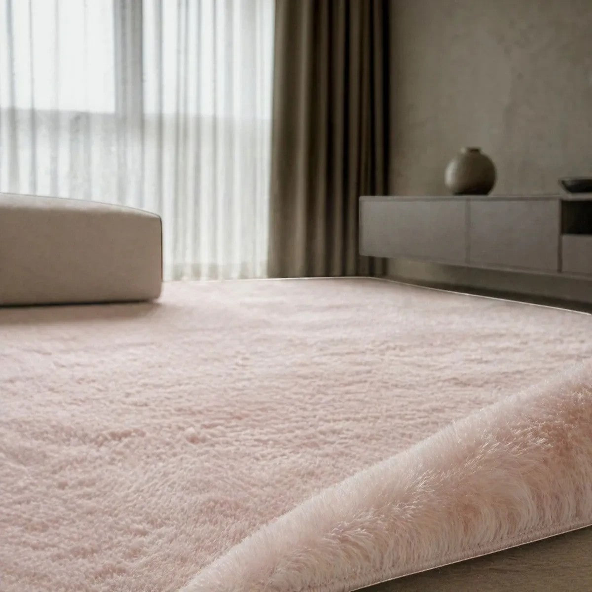 CarpetlyHome extra puha, rózsaszín szőrme hatású szőnyeg modern nappaliban, 30 mm-es szálhosszúsággal.