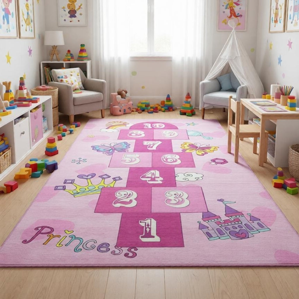 CarpetlyHome rózsaszín, ugróiskola mintás gyerekszőnyeg pillangókkal, kastéllyal és "Princess" felirattal. Polipropilén.