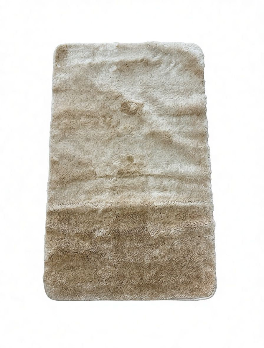 CarpetlyHome Shaggy Plüss Bézs Fürdőszoba Szőnyeg, puha, bolyhos, csúszásgátló hátoldal, 100% polipropilén, 30 mm szálhossz.