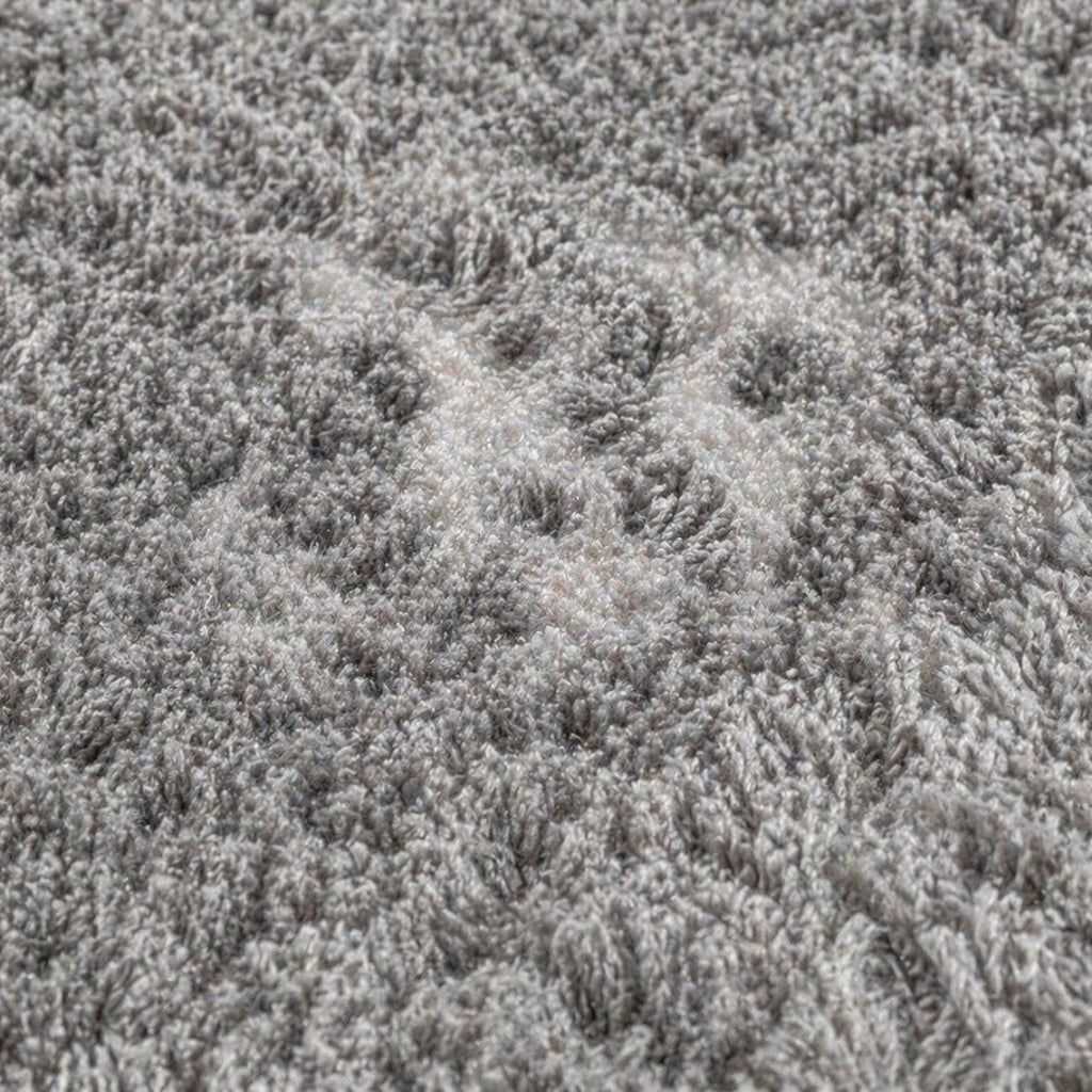 CarpetlyHome Belinda sötétszürke, hosszú szálú, puha shaggy szőnyeg közelről, 25 mm-es polipropilén szálakkal.