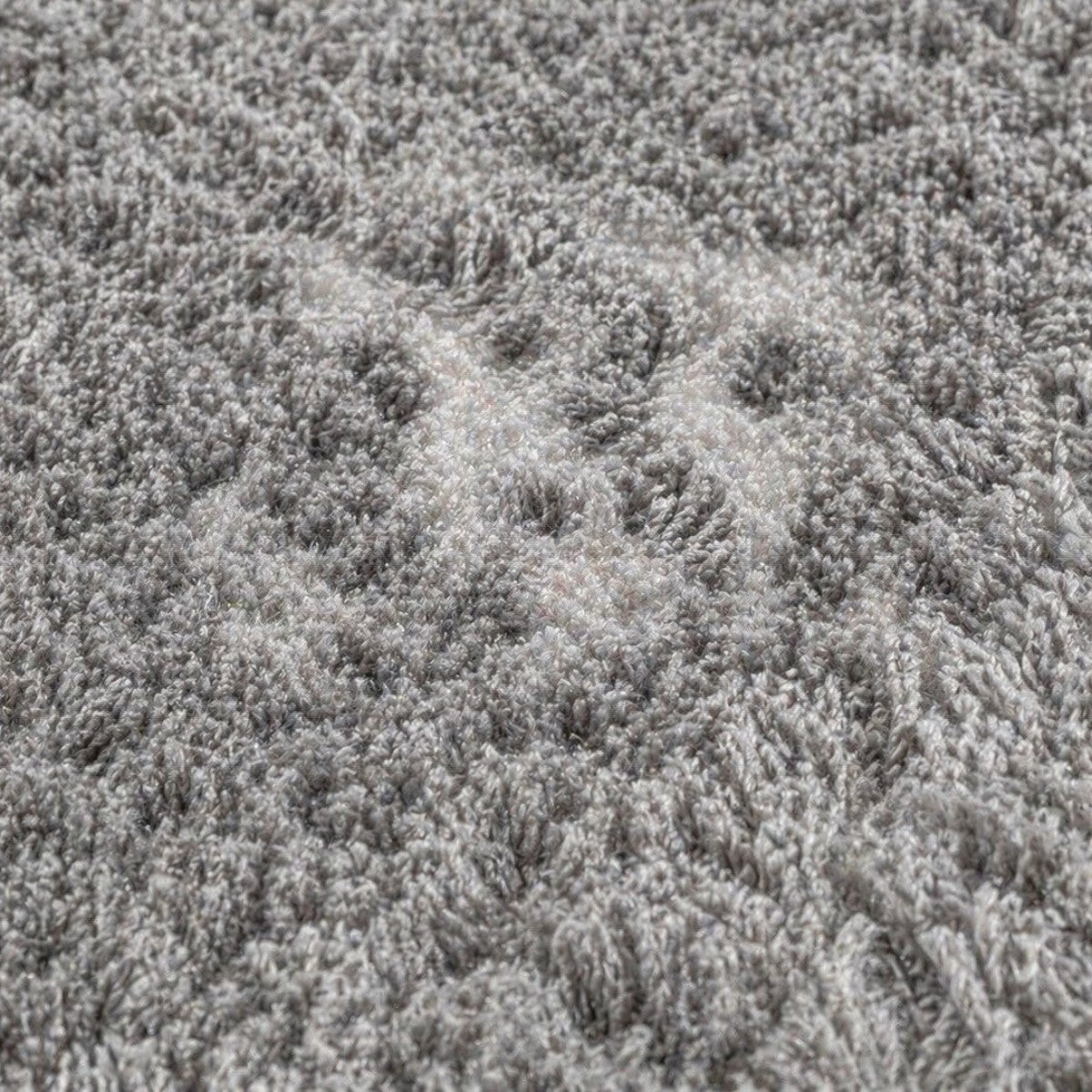 CarpetlyHome Belinda sötétszürke, hosszú szálú, puha shaggy szőnyeg közelről, 25 mm-es polipropilén szálakkal.
