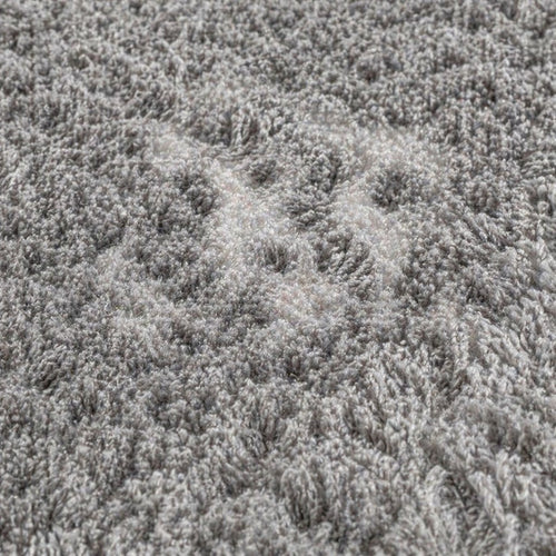 CarpetlyHome Belinda sötétszürke, hosszú szálú, puha shaggy szőnyeg közelről, 25 mm-es polipropilén szálakkal.