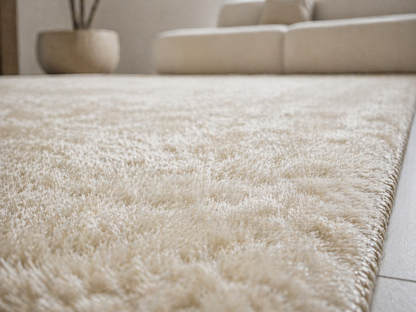 CarpetlyHome extra puha, bézs színű, szőrme hatású polipropilén szőnyeg, 30 mm szálhosszúsággal