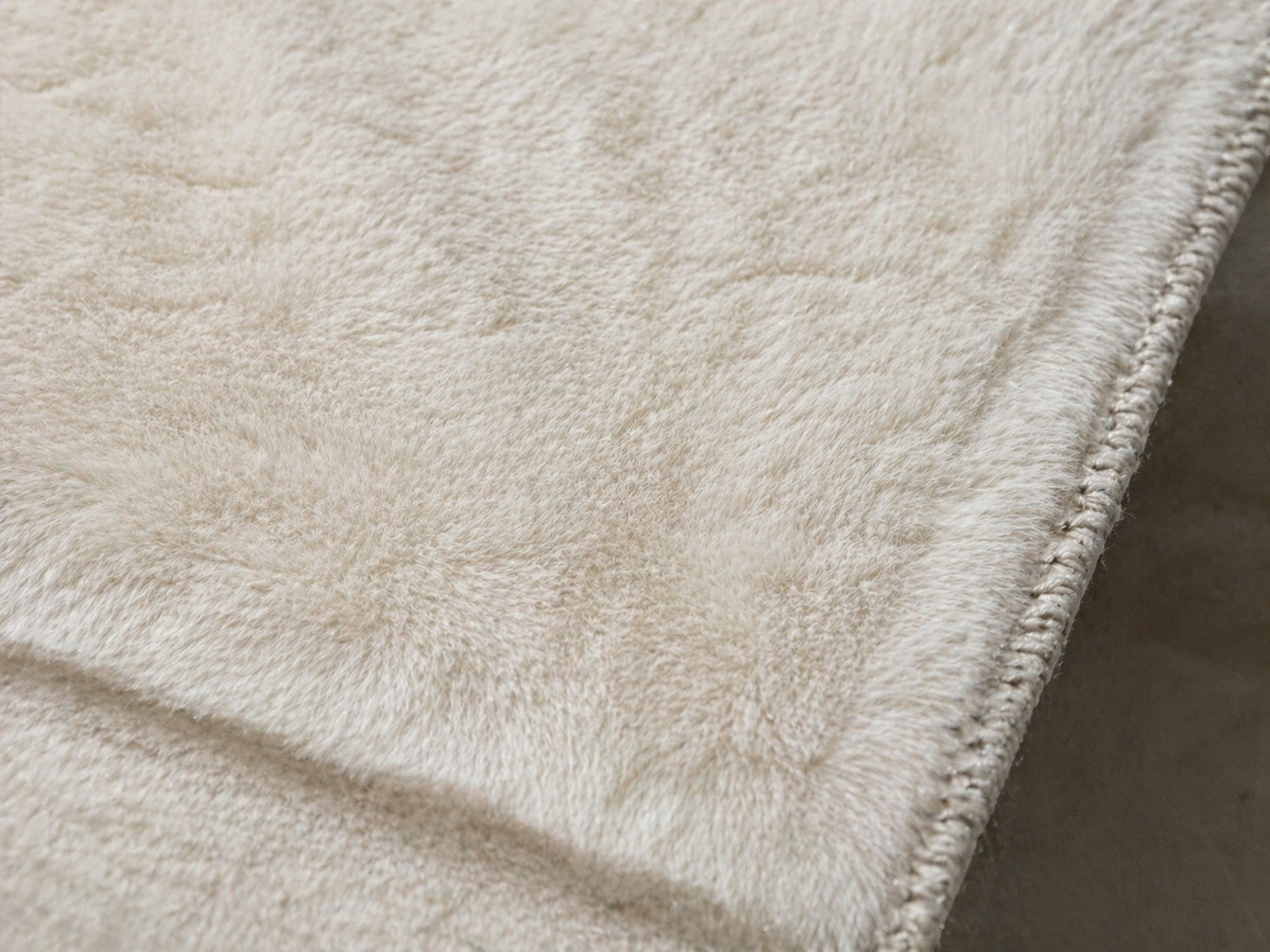CarpetlyHome extra puha, világos bézs színű, szőrme hatású, 30 mm szálhosszúságú polipropilén szőnyeg.