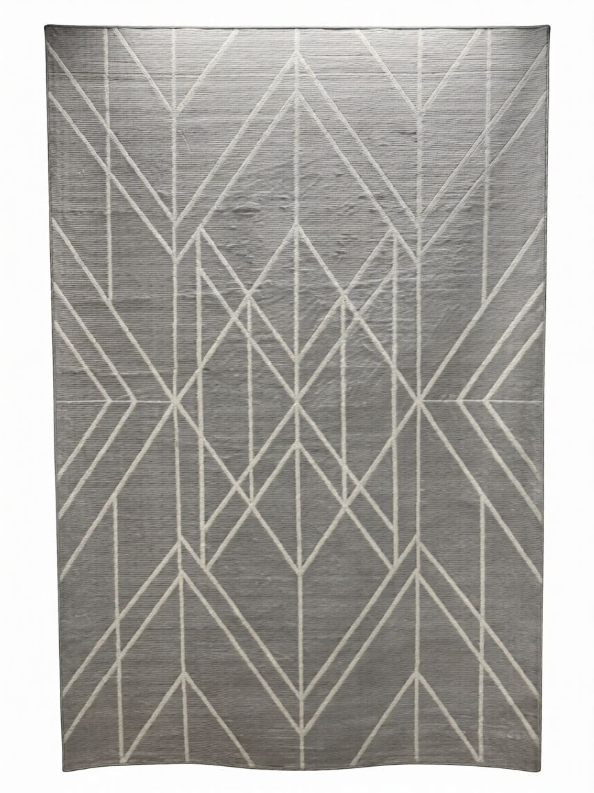 CarpetlyHome szürke, geometrikus mintás, 100% polipropilén szőnyeg, 12 mm szálhosszúsággal, padlófűtéshez is alkalmas.