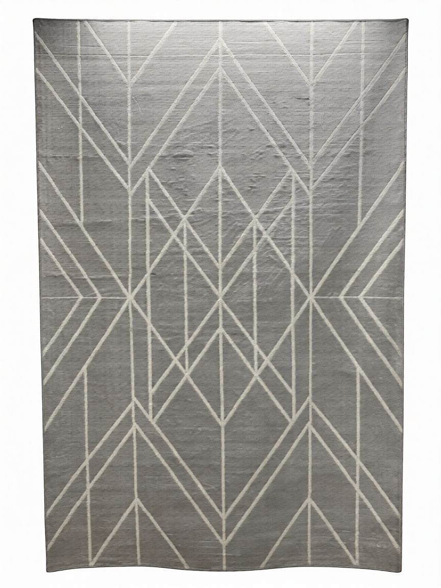 CarpetlyHome szürke, geometrikus mintás, 100% polipropilén szőnyeg, 12 mm szálhosszúsággal, padlófűtéshez is alkalmas.