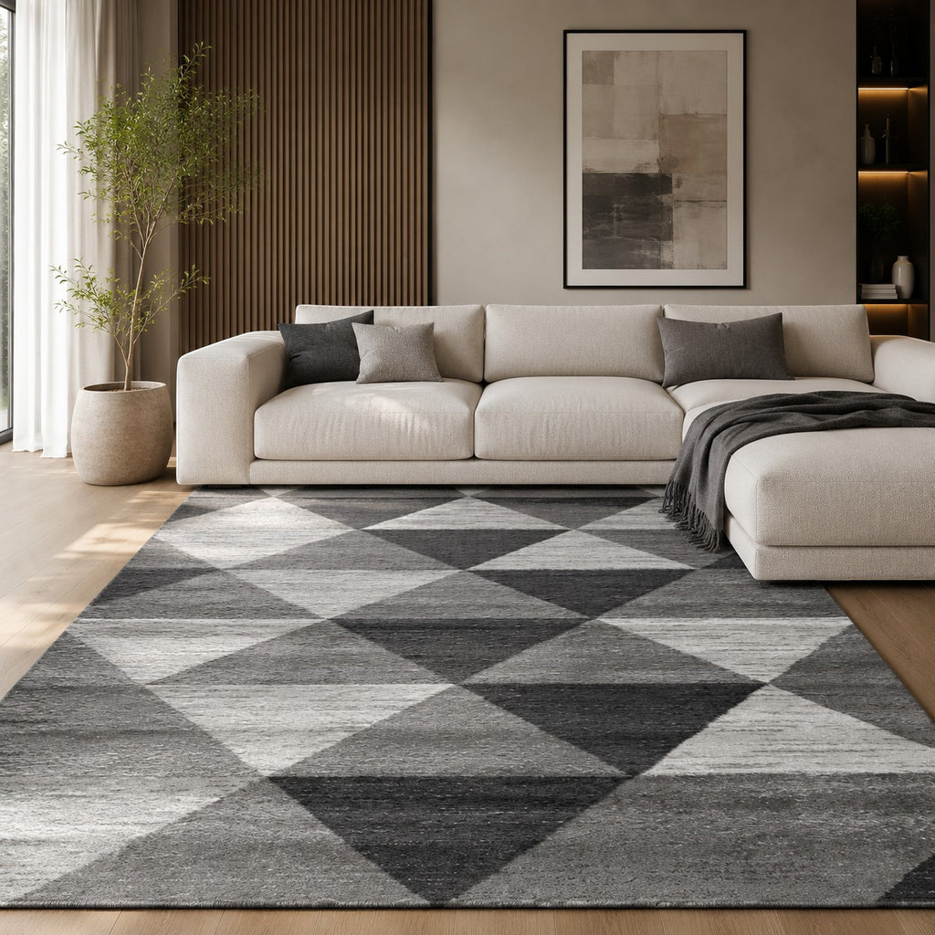 CarpetlyHome szürke háromszög mintás modern szőnyeg, 100% polipropilén, 10 mm szálhossz, padlófűtéshez is alkalmas.